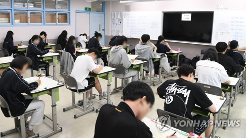 대학수학능력시험을 앞둔 고3 수험생들이 지난 1일 서울 송파구 방산고등학교에서 2024학년도 대학수학능력시험 6월 모의평가를 준비하고 있다. 연합뉴스